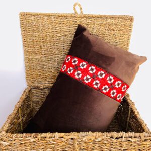 Cojín bordado a mano en punto de cruz – terciopelo chocolate