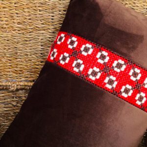 Cojín bordado a mano en punto de cruz – terciopelo chocolate