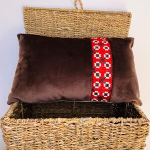 Cojín bordado a mano en punto de cruz – terciopelo chocolate