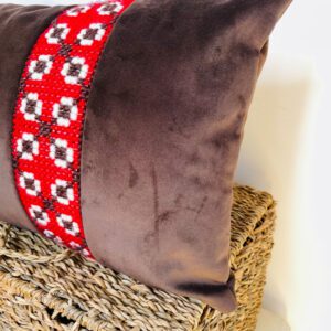 Cojín bordado a mano en punto de cruz – terciopelo chocolate