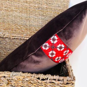 Cojín bordado a mano en punto de cruz – terciopelo chocolate