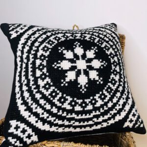 Cojín bordado a mano en punto de cruz – diseño blanco y negro