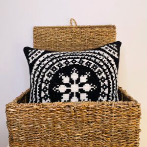 Cojín bordado a mano en punto de cruz – diseño blanco y negro