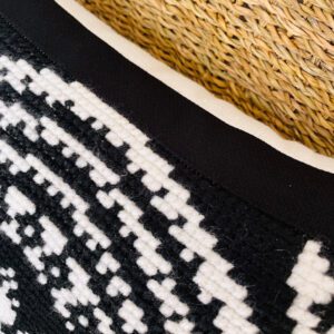 Cojín bordado a mano en punto de cruz – diseño blanco y negro