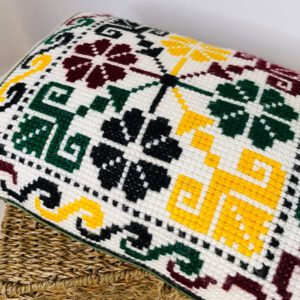 Cojín bordado a mano en punto de cruz – lino natural con franjas verdes