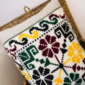 Cojín bordado a mano en punto de cruz – lino natural con franjas verdes