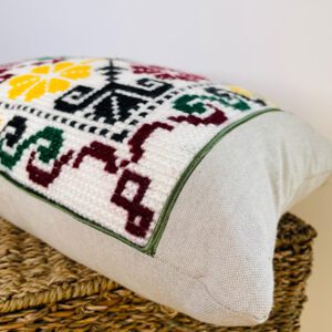 Cojín bordado a mano en punto de cruz – lino natural con franjas verdes