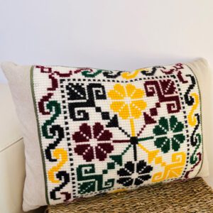 Cojín bordado a mano en punto de cruz – lino natural con franjas verdes