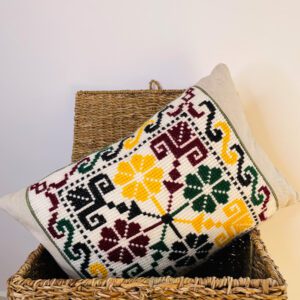 Cojín bordado a mano en punto de cruz – lino natural con franjas verdes