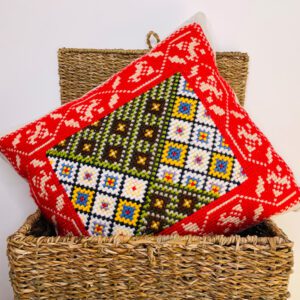 Cojín bordado a mano en punto de cruz – lino natural