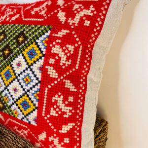 Cojín bordado a mano en punto de cruz – lino natural