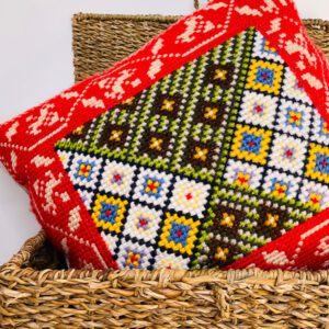 Cojín bordado a mano en punto de cruz – lino natural