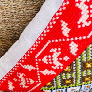 Cojín bordado a mano en punto de cruz – lino natural