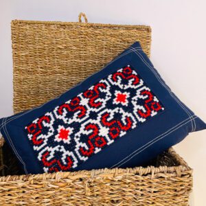 Cojín bordado a mano en punto de cruz