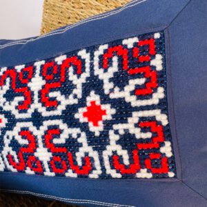Cojín bordado a mano en punto de cruz