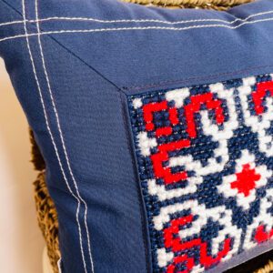 Cojín bordado a mano en punto de cruz