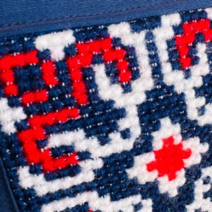 Cojín bordado a mano en punto de cruz