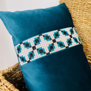 Cojín de terciopelo con franja bordada a mano Turquesa