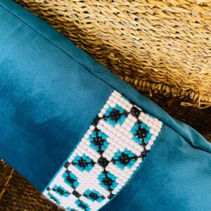 Cojín de terciopelo con franja bordada a mano Turquesa