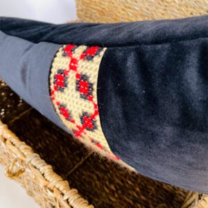 Cojín de terciopelo con franja bordada a mano Negro