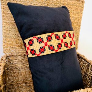 Cojín de terciopelo con franja bordada a mano Negro