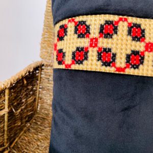 Cojín de terciopelo con franja bordada a mano Negro