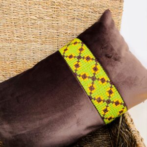 Cojín de terciopelo con franja bordada a mano Marrón