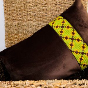 Cojín de terciopelo con franja bordada a mano Marrón