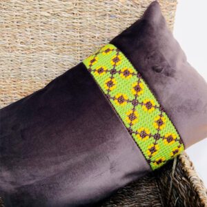 Cojín de terciopelo con franja bordada a mano Marrón