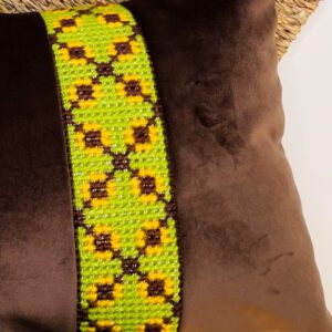 Cojín de terciopelo con franja bordada a mano Marrón