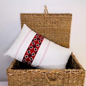 Cojín de algodón con franja bordada a mano