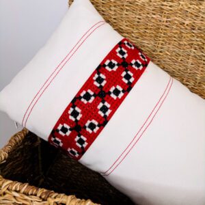 Cojín de algodón con franja bordada a mano