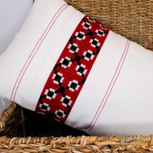 Cojín de algodón con franja bordada a mano