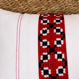 Cojín de algodón con franja bordada a mano