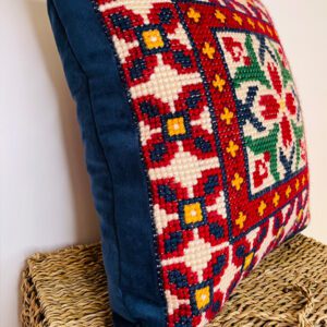 Cojín bordado a mano en punto de cruz Azul