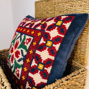 Cojín bordado a mano en punto de cruz Azul