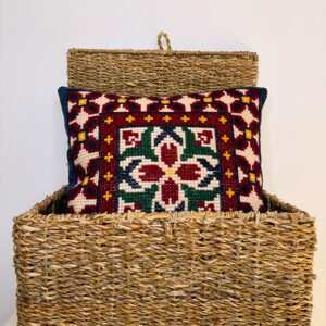 Cojín bordado a mano en punto de cruz Azul