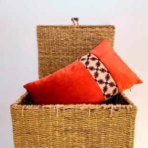 Cojín de terciopelo con franja bordada a mano