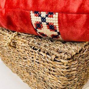 Cojín de terciopelo con franja bordada a mano