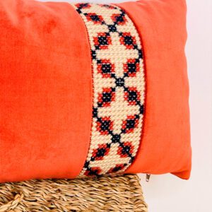 Cojín de terciopelo con franja bordada a mano