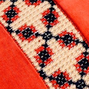 Cojín de terciopelo con franja bordada a mano