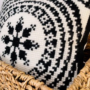 Cojín bordado a mano en punto Estrella