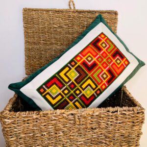 Cojín bordado a mano en punto de cruz Verde