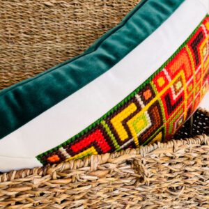 Cojín bordado a mano en punto de cruz Verde