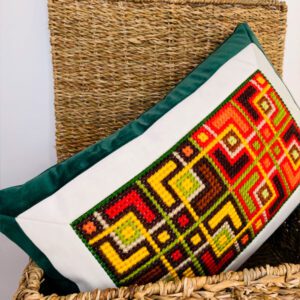 Cojín bordado a mano en punto de cruz Verde