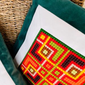 Cojín bordado a mano en punto de cruz Verde