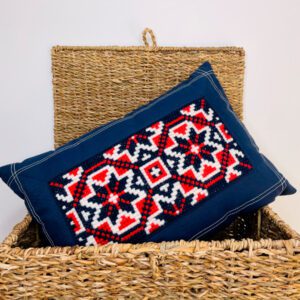 Cojín bordado a mano en punto de cruz Vaquero