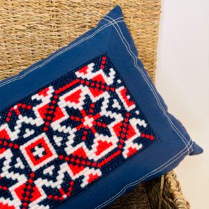 Cojín bordado a mano en punto de cruz Vaquero