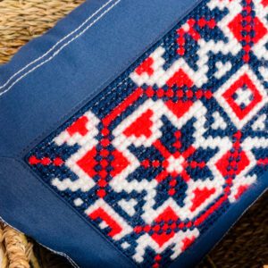 Cojín bordado a mano en punto de cruz Vaquero