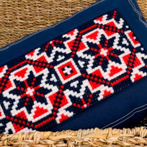 Cojín bordado a mano en punto de cruz Vaquero